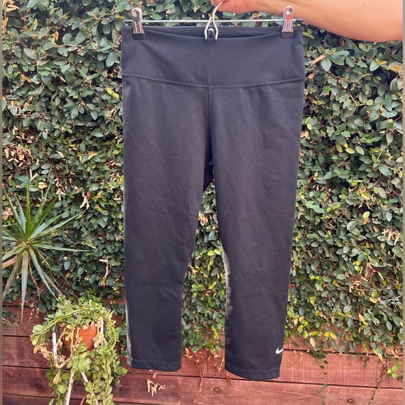 Nike One Women's Mid-Rise Capri Leggings Medium (NEVER WORN) - Picture 1 of 5